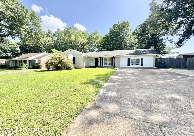 Photo 3 of Sale Pending at 8201 Canterbury Dr, Southaven, MS 38671 | MLS# 4156303 | Listing updated on 2026-08-28