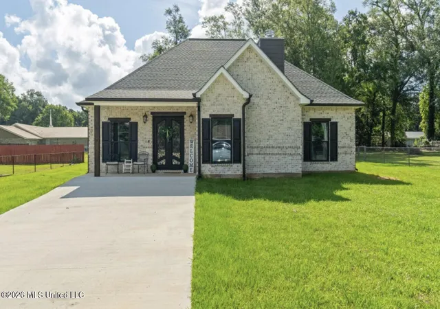 Photo 3 of Single family home for sale at 207 S Jackson Ave, Picayune, MS 39466 | MLS# 4156314 | Listing updated on 2026-08-24