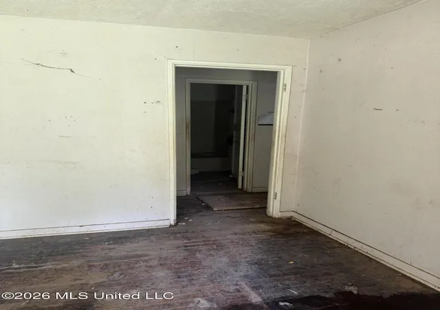 Photo 3 of Sale Pending at 3040 Woodside Dr, Jackson, MS 39212 | MLS# 4156335 | Listing updated on 2026-09-18