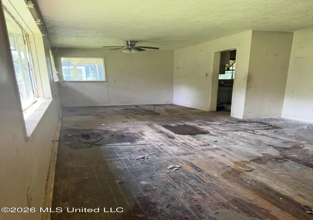 Photo 3 of Sale Pending at 3040 Woodside Dr, Jackson, MS 39212 | MLS# 4156335 | Listing updated on 2026-09-18