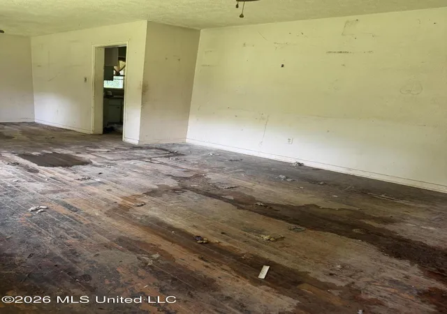 Photo 4 of Sale Pending at 3040 Woodside Dr, Jackson, MS 39212 | MLS# 4156335 | Listing updated on 2026-09-18