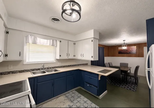 Photo 3 of Single family home for sale at 1795 Shady Ln Dr, Jackson, MS 39204 | MLS# 4156351 | Listing updated on 2026-09-15