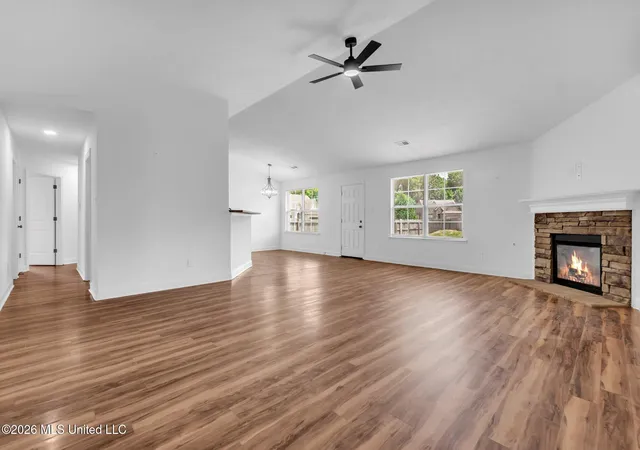 Photo 3 of Sale Pending at 7692 E Brierfield Dr, Southaven, MS 38672 | MLS# 4156430 | Listing updated on 2026-10-15