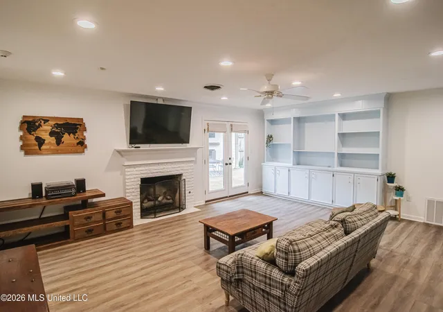 Photo 4 of Sale Pending at 4005 Eastwood Dr, Jackson, MS 39211 | MLS# 4156469 | Listing updated on 2026-09-14