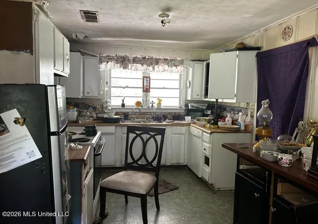 Photo 3 of Sale Pending at 5407 Hyland Dr, Pascagoula, MS 39567 | MLS# 4156547 | Listing updated on 2026-09-24