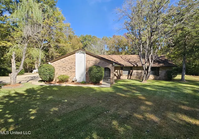 Photo 1 of Sale Pending at 102 Magnolia Cir, Vicksburg, MS 39180 | MLS# 4156804 | Listing updated on 2026-09-23