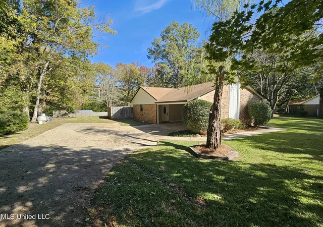 Photo 2 of Sale Pending at 102 Magnolia Cir, Vicksburg, MS 39180 | MLS# 4156804 | Listing updated on 2026-09-23