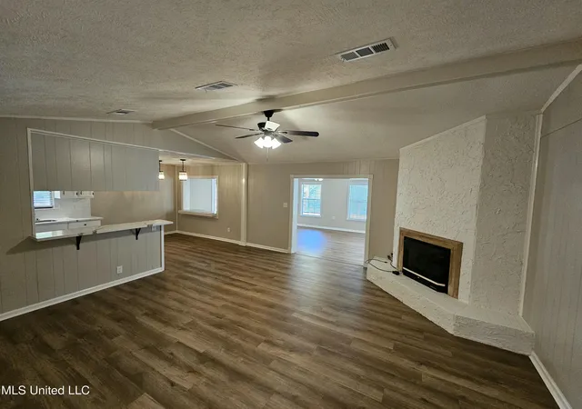 Photo 4 of Sale Pending at 102 Magnolia Cir, Vicksburg, MS 39180 | MLS# 4156804 | Listing updated on 2026-09-23