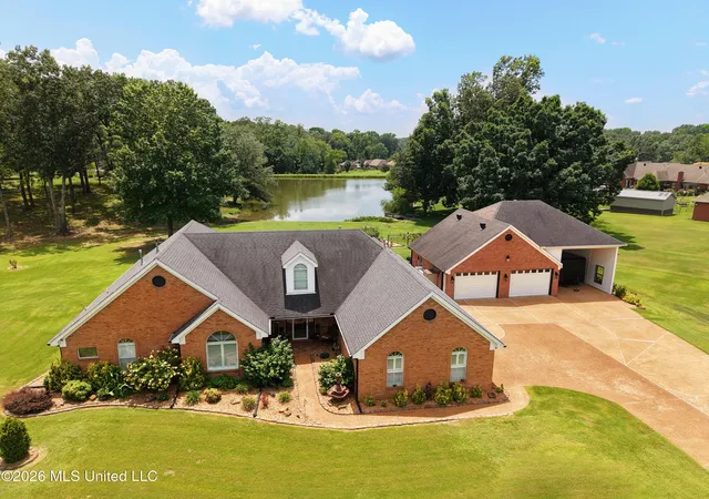 Photo 1 of Single family home for sale at 1977 Tara Lakes Dr, Hernando, MS 38632 | MLS# 4156871 | Listing updated on 2026-08-30