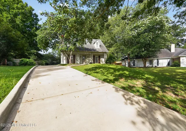 Photo 2 of Single family home for sale at 326 Crestview Dr, Madison, MS 39110 | MLS# 4156882 | Listing updated on 2026-08-20