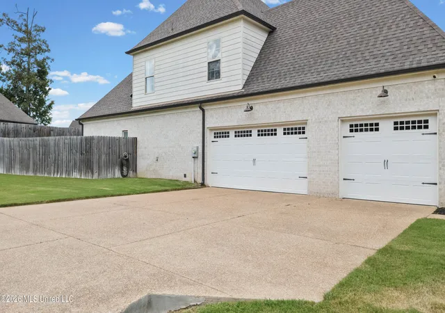 Photo 3 of Sale Pending at 1711 Carlee Dr, Hernando, MS 38632 | MLS# 4156683 | Listing updated on 2026-09-14