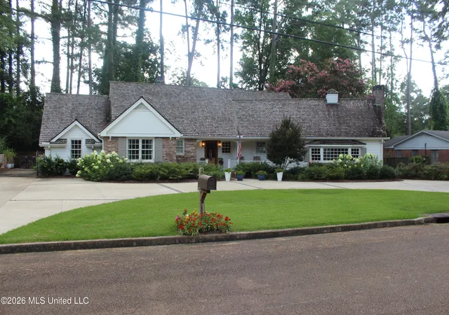 Photo 3 of Sale Pending at 415 Perkins Dr, Brookhaven, MS 39601 | MLS# 4156759 | Listing updated on 2026-09-23