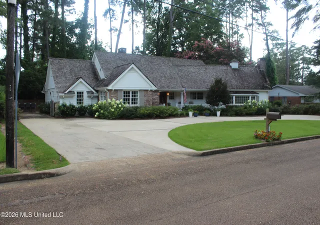 Photo 3 of Sale Pending at 415 Perkins Dr, Brookhaven, MS 39601 | MLS# 4156759 | Listing updated on 2026-09-23
