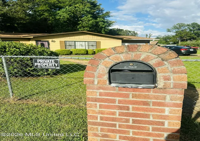 Photo 3 of Sale Pending at 508 Queen Park Cir, Jackson, MS 39209 | MLS# 4156808 | Listing updated on 2026-09-16