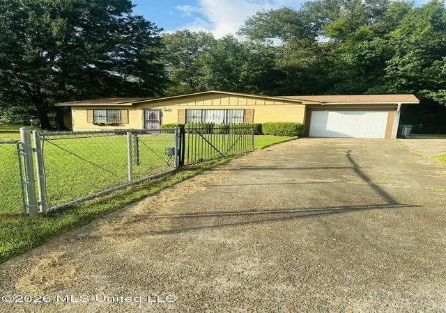Photo 3 of Sale Pending at 508 Queen Park Cir, Jackson, MS 39209 | MLS# 4156808 | Listing updated on 2026-09-16