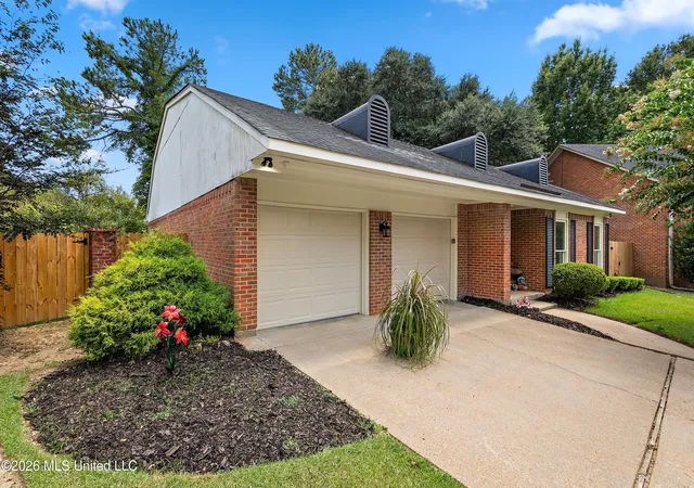 Photo 2 of Single family home for sale at 42 Robinwood Pl, Jackson, MS 39211 | MLS# 4156817 | Listing updated on 2026-09-17