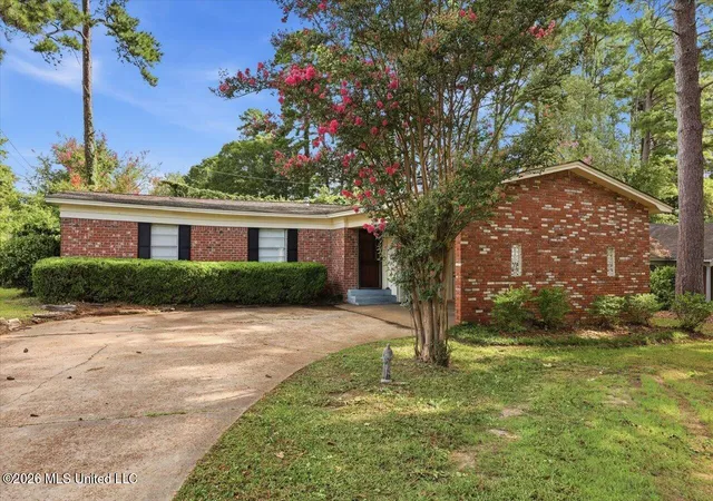 Photo 1 of Single family home for sale at 502 W Lakeview Cir, Clinton, MS 39056 | MLS# 4156855 | Listing updated on 2026-08-27