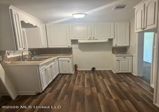 Photo 3 of Sale Pending at 2001 Paden St, Jackson, MS 39204 | MLS# 4156890 | Listing updated on 2026-08-14