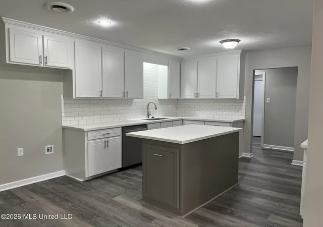 Photo 3 of Sale Pending at 5726 Medallion Dr, Jackson, MS 39211 | MLS# 4156913 | Listing updated on 2026-09-04