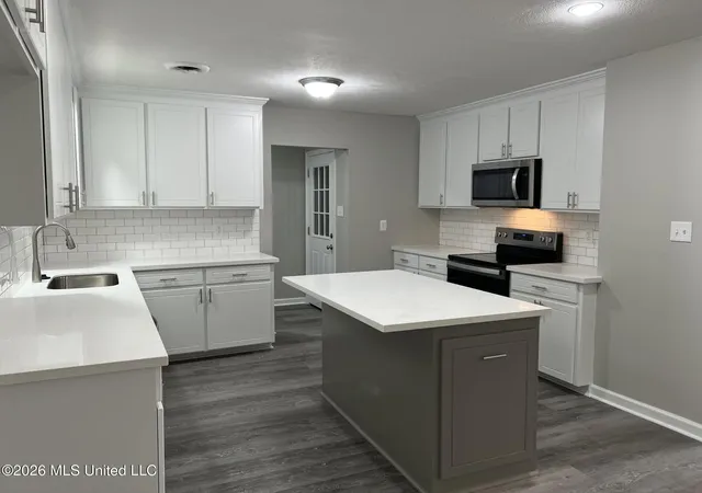 Photo 4 of Sale Pending at 5726 Medallion Dr, Jackson, MS 39211 | MLS# 4156913 | Listing updated on 2026-09-04