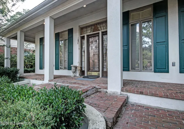 Photo 3 of Single family home for sale at 1 Pond Side Dr, Jackson, MS 39211 | MLS# 4156925 | Listing updated on 2026-09-18