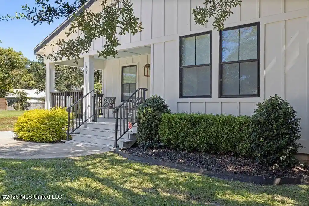 Photo 1 of Single family home for sale at 406 Russell Ave, Ocean Springs, MS 39564 | MLS# 4157187 | Listing updated on 2026-10-23