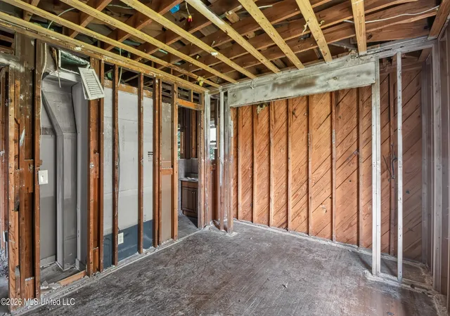 Photo 4 of Single family home for sale at 5572 Pine Ln Dr, Jackson, MS 39211 | MLS# 4157543 | Listing updated on 2026-09-17