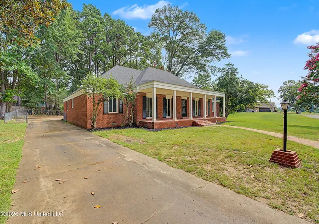 Photo 3 of Single family home for sale at 304 Cahill St, Senatobia, MS 38668 | MLS# 4157025 | Listing updated on 2026-10-28