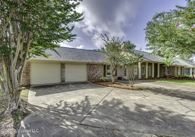 Photo 4 of Sale Pending at 102 Rockwood Dr, Madison, MS 39110 | MLS# 4157067 | Listing updated on 2026-09-18