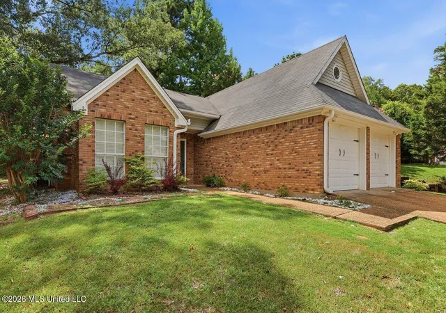 Photo 2 of Single family home for sale at 107 Huntington Hl Dr, Clinton, MS 39056 | MLS# 4157183 | Listing updated on 2026-08-27