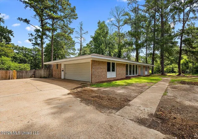 Photo 1 of Sale Pending at 640 Briarwood Dr, Jackson, MS 39211 | MLS# 4157271 | Listing updated on 2026-09-15