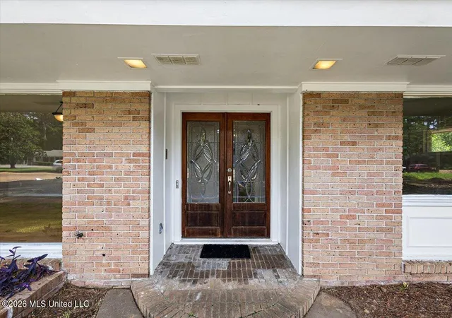 Photo 2 of Sale Pending at 640 Briarwood Dr, Jackson, MS 39211 | MLS# 4157271 | Listing updated on 2026-09-15