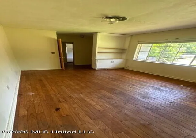 Photo 3 of Sale Pending at 318 John Allen St, Vicksburg, MS 39180 | MLS# 4157269 | Listing updated on 2026-08-14