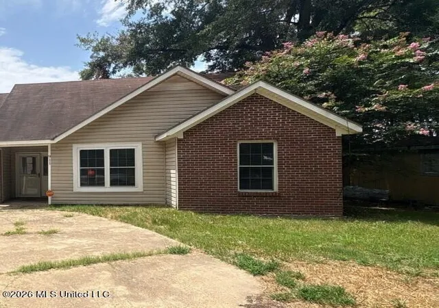 Photo 1 of Sale Pending at 911 Edwards St, Leland, MS 38756 | MLS# 4157290 | Listing updated on 2026-09-11