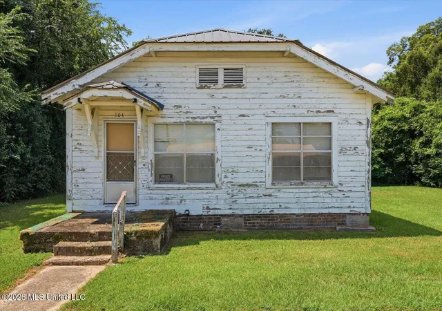 Photo 1 of Sale Pending at 104 W Bell Ave, Mendenhall, MS 39114 | MLS# 4158043 | Listing updated on 2026-09-09