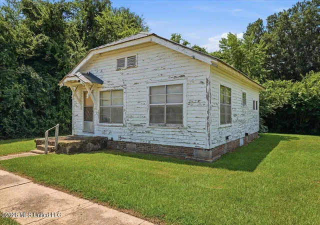 Photo 2 of Sale Pending at 104 W Bell Ave, Mendenhall, MS 39114 | MLS# 4158043 | Listing updated on 2026-09-09