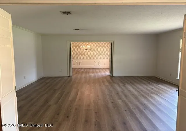 Photo 4 of Sale Pending at 5460 Saratoga Dr, Jackson, MS 39211 | MLS# 4157306 | Listing updated on 2026-09-15