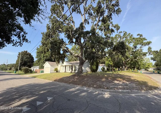Photo 3 of Sale Pending at 33 Woodbine Dr, Gulfport, MS 39507 | MLS# 4157423 | Listing updated on 2026-09-10