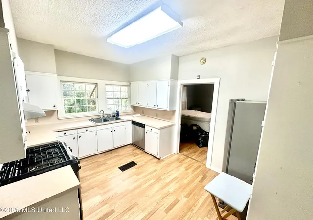 Photo 2 of Single family home for sale at 631 W Chickasaw St, Brookhaven, MS 39601 | MLS# 4157387 | Listing updated on 2026-08-26