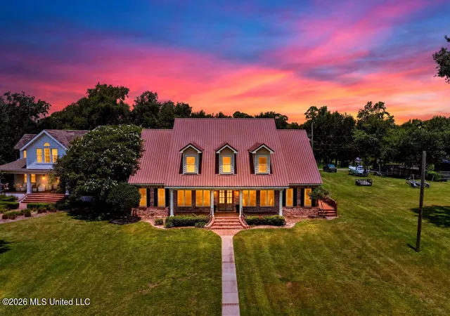 Photo 2 of Single family home for sale at 435 E Beach Dr, Ocean Springs, MS 39564 | MLS# 4157898 | Listing updated on 2026-08-23