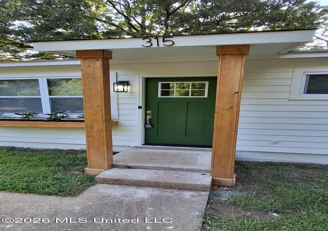 Photo 3 of Sale Pending at 315 Willa St, Batesville, MS 38606 | MLS# 4157442 | Listing updated on 2026-09-21