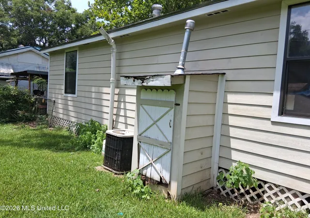 Photo 6 of Sale Pending at 111 Rushing St, Natchez, MS 39120 | MLS# 4157454 | Listing updated on 2026-08-28