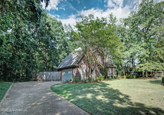 Photo 2 of Single family home for sale at 664 Spring Lake Dr, Pearl, MS 39208 | MLS# 4157510 | Listing updated on 2026-09-17