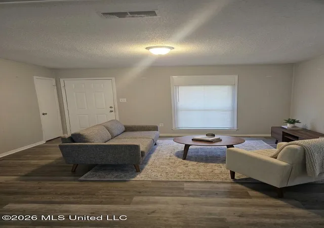 Photo 3 of Sale Pending at 3164 Fleetwood Dr, Jackson, MS 39212 | MLS# 4157555 | Listing updated on 2026-09-18