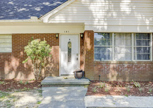 Photo 2 of Sale Pending at 101 Colonial Dr, Vicksburg, MS 39180 | MLS# 4158293 | Listing updated on 2026-09-10