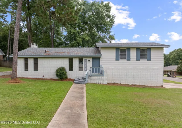 Photo 1 of Single family home for sale at 44 Sharmont Dr, Hattiesburg, MS 39402 | MLS# 4158810 | Listing updated on 2026-08-11