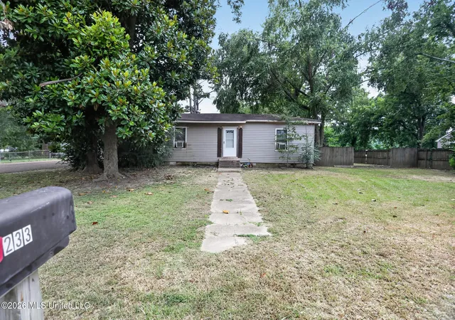 Photo 1 of Single family home for sale at 233 Hays St, Batesville, MS 38606 | MLS# 4157762 | Listing updated on 2026-09-09