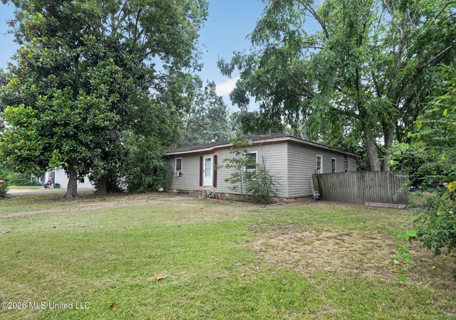 Photo 2 of Single family home for sale at 233 Hays St, Batesville, MS 38606 | MLS# 4157762 | Listing updated on 2026-09-09