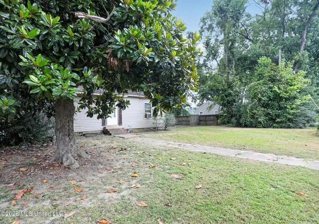Photo 3 of Single family home for sale at 233 Hays St, Batesville, MS 38606 | MLS# 4157762 | Listing updated on 2026-10-06