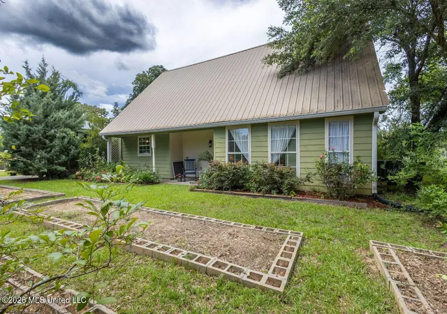 Photo 2 of Single family home for sale at 76 Shadow Lake Dr, Hattiesburg, MS 39401 | MLS# 4157861 | Listing updated on 2026-08-03